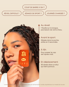 Femme tenant un sachet Boost+ KEYOLIA : 1 feuille linguale® sur la langue au réveil, avant le sport ou à 15 h