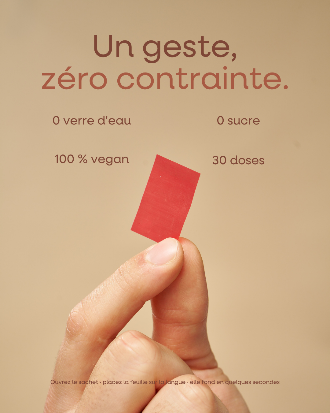 Feuille linguale® Boost+ KEYOLIA tenue entre deux doigts : 0 verre d'eau, 0 sucre, 100 % vegan, 30 doses